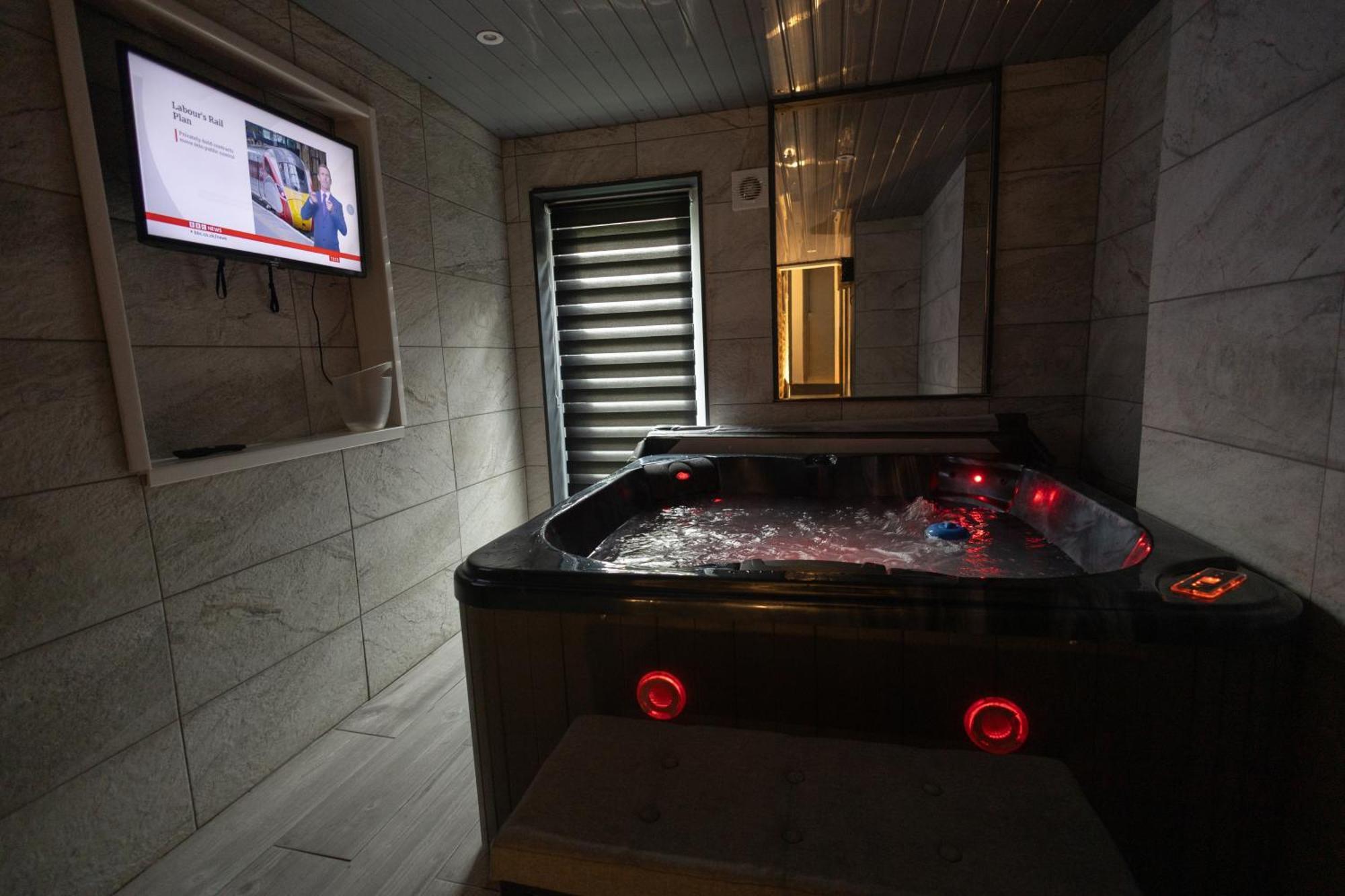 Elegant 1Bedroom Flat With Jacuzzi In A Prime Location London Ngoại thất bức ảnh