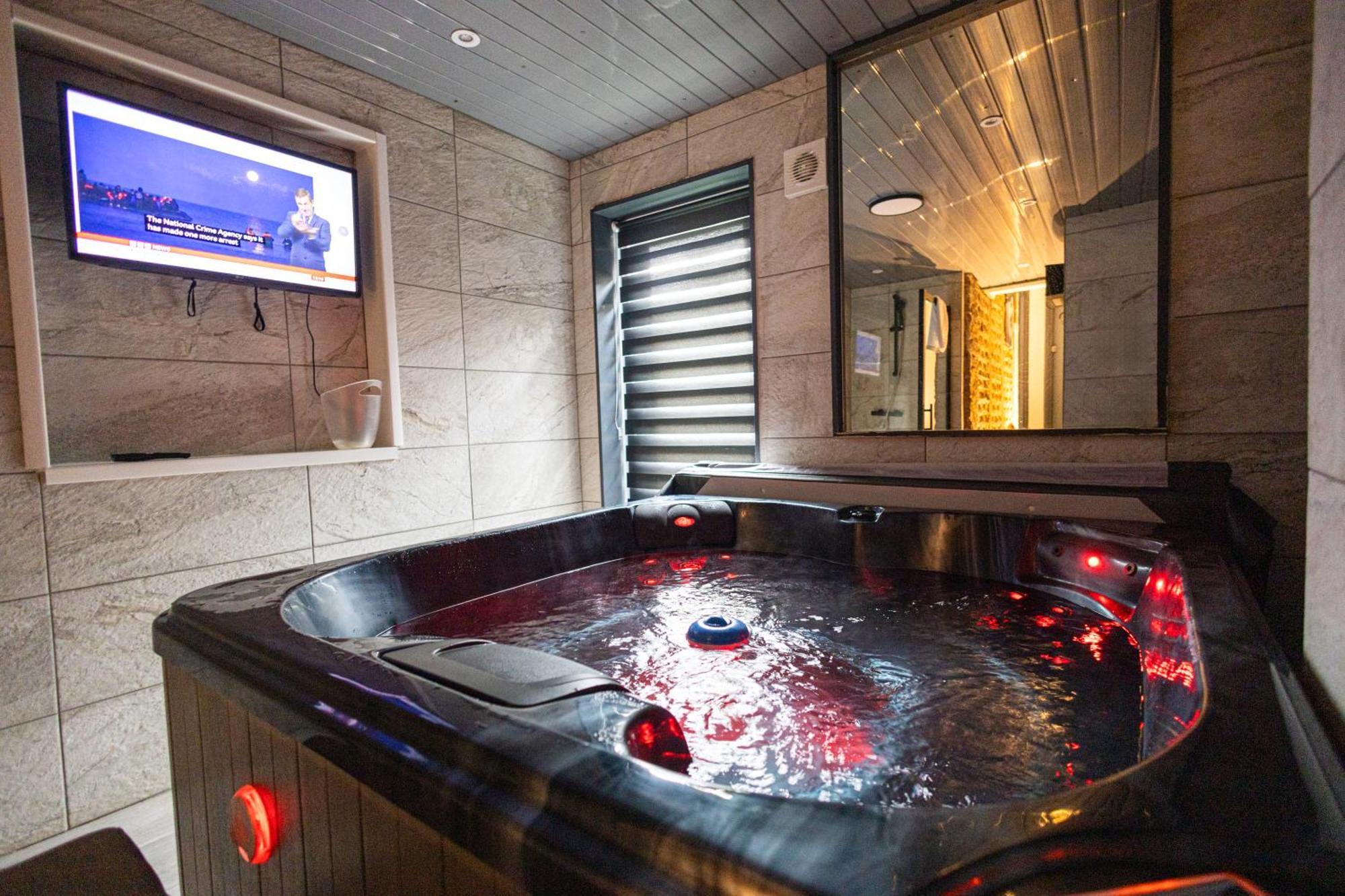 Elegant 1Bedroom Flat With Jacuzzi In A Prime Location London Ngoại thất bức ảnh