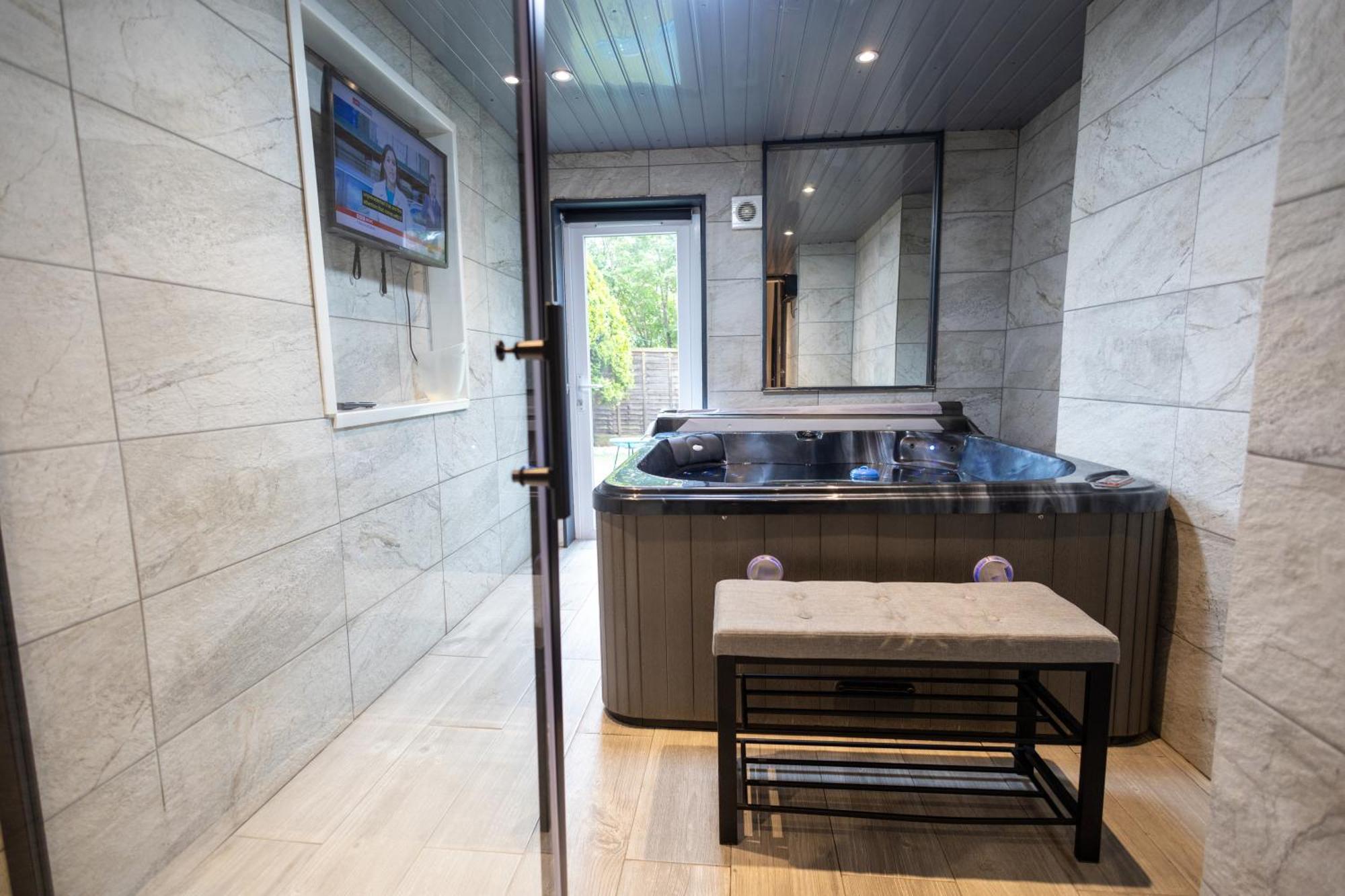 Elegant 1Bedroom Flat With Jacuzzi In A Prime Location London Ngoại thất bức ảnh